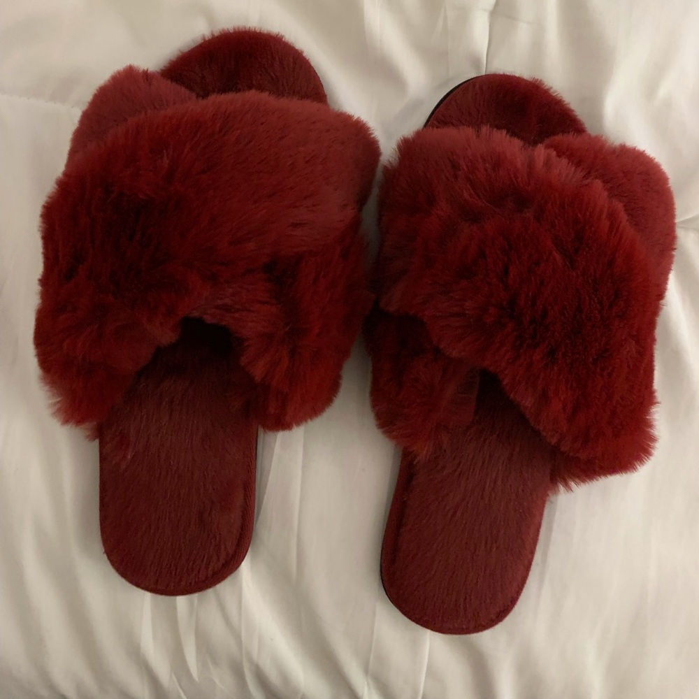 RED FUZZY SLIPPERS, NEW/NEVER WORN. SIZE LARGE.
